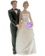 Couple de mariés avec bouquet violet