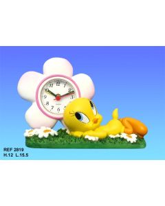 Réveil marguerite Titi couché sur l'herbe -rose