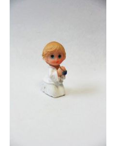 Mini sujet communiant priant à genoux