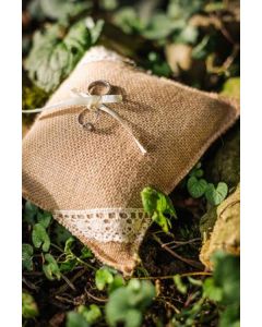 Coussin alliance jute avec dentelle