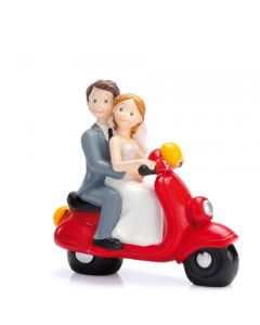 couple de mariés sur vespa rouge