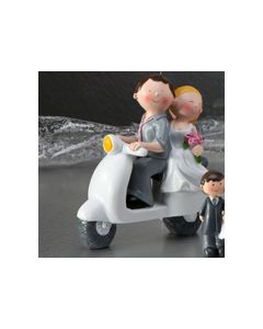 Couple de mariés sur un scooter