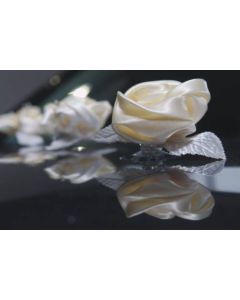 Rose en satin munie d'une ventouse - ivoire x 10