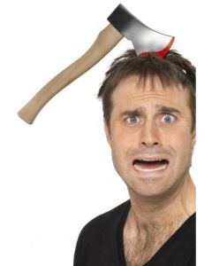 Serre tête hache dans la tête